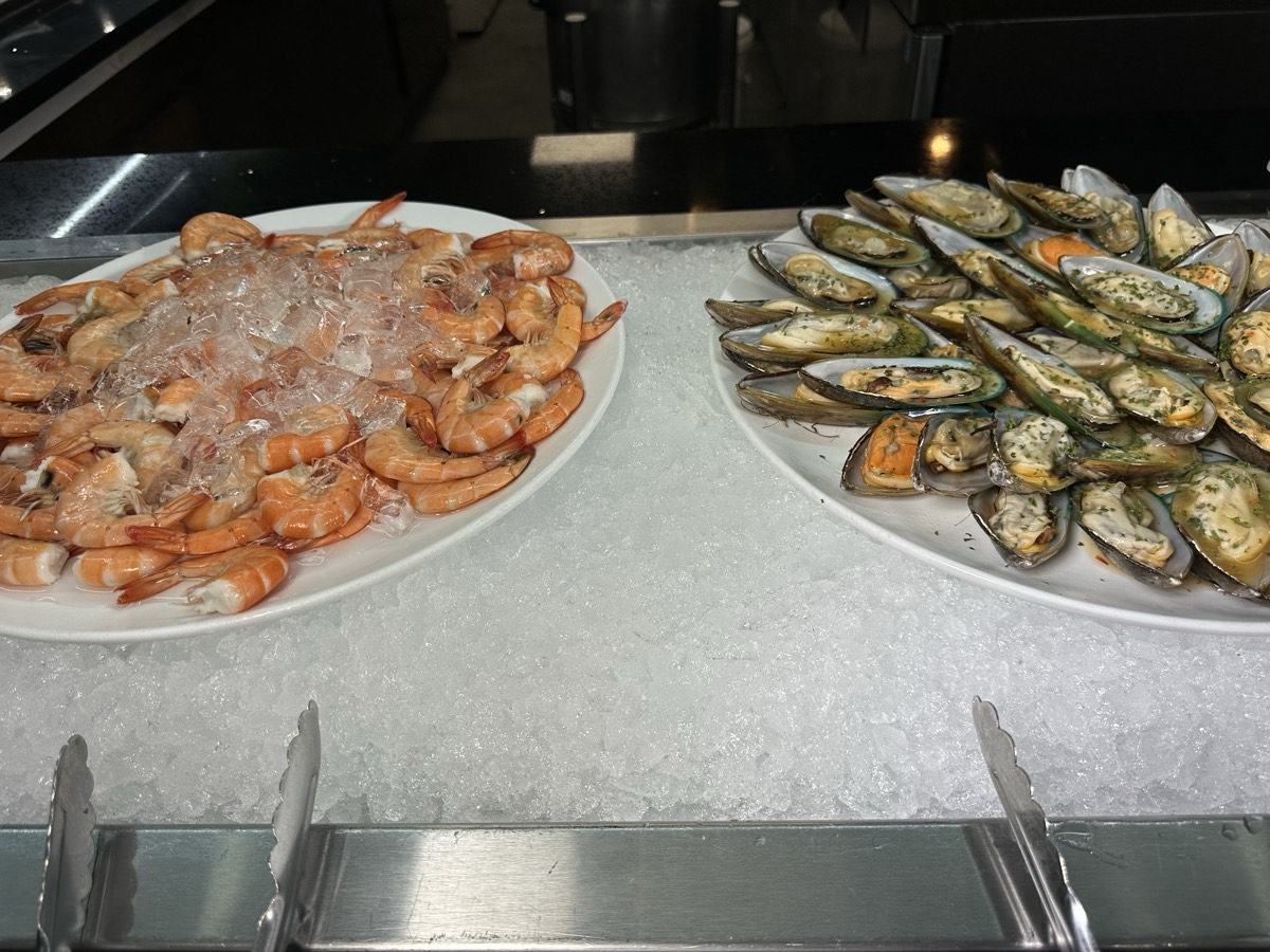 Chilled shrimp and green-lipped mussels laid out on crushed ice